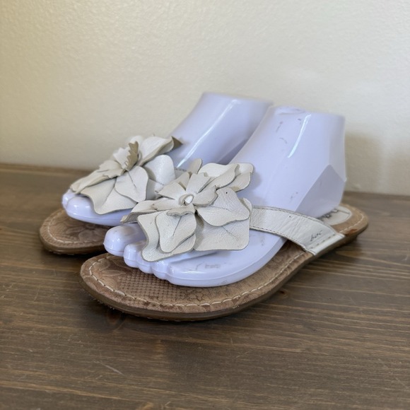 B.o.c Womens 7 White Flower Leather‎ Flip Flops Sandals Summer Shoes - Picture 1 of 8